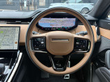 ムダのないインテリアデザインは運転席にお座りいただくと、上質なシートがお客様を包み込みます。ステアリングも握りやすい設計になっておりますのでとっさのハンドル操作も可能です。