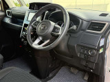 運転席と助手席がウォークスルーの為、足元に圧迫感がなくゆったりと座っていただけます。