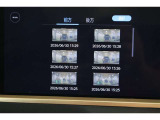前後ドライブレコーダー搭載。車載カメラの映像を内蔵メモリーに録画。別のカメラを後付けすることなく前後映像を記録できます。録画した映像はディスプレイオーディオの大画面ですぐに再生、確認できます。