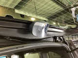 後方視角支援ミラー装備。テールゲートの内側に装着されているミラーにより、車両後方付近を見ることができます。
