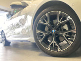 BMWの純正アロイホイールは軽量かつ強度にも優れているホイールで走行性能を引き上げる設計になっております。足元にもBMWは妥協がなくこだわっている個所になります。