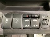 リアドアは乗り降りに便利な両側電動スライドドアです。また運転席に座っていながらスイッチ操作で自在にスライドドアを開け閉めできます。