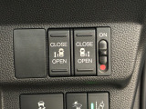 【リア両側パワースライドドア】リモコンなどで自動開閉。Hondaスマートキーを携帯していれば、軽い力で解錠とドアオープンが行えます。半ドア状態まで閉めると、自動的に全閉する機能付き。