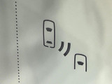 【ブラインドスポットモニター】走行中、ドアミラーの死角になりやすい箇所に後続車が接近するとサイドミラーのレンズに警告を表示!ドライバーに注意喚起をしてくれます。