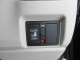 片側電動スライドドア。荷物で手が塞がる時など簡単にドアの開閉が出来ます。何より力いらずで開閉OK。女性やお年寄りにも優しい。電動機能はOFFにもできますから元気なお子様の駆け出しも安心。