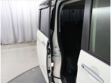 両側パワースライドドア付きだから、狭い駐車スペースなどでの 乗り降りラクラク!小さなお子さまのいるご家庭には嬉しい装備。