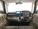 【前方視界】開放的な前方視界!運転がしやすく疲れにくいです♪窓が大きく、見通しがとっても良いおクルマですよ♪