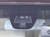【レーダーブレーキサポート】走行中に前方の車両等を認識し、衝突しそうな時は警報とブレーキで衝突回避と被害軽減をアシスト。より安全にドライブをお楽しみいただけます。