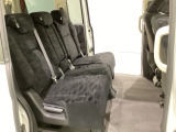 2列目シートは背もたれの角度調節ができるベンチシートになっております。長距離運転になってもゆったりとできるように、カップホルダー付きアームレストがついてます。
