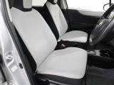 運転席・助手席まわりです。ゆったりと座って頂けるシートで快適です。