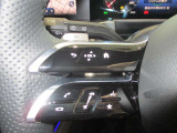 ハンドルスイッチ(左)は、運転中に手を離さずナビ画面を安全に操作できます。
