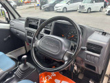 運転廻りの画像です!操作スイッチ類もキレイな状態です。専門スタッフが内外装を清掃・きめ細かい箇所までクリーニングしています。