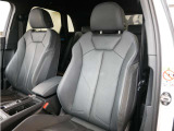 ひとたびシートに腰を沈めれば、ゆったりとした空間の広がりを感じさせてくれるAudiのキャビン