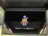 【13.2型有機ELフリップダウン】三列目からでも迫力のエンタメが観れる大画面フリップダウン。有機ELのモニターでは、一般的なフリップダウンよりも高コントラストでキレイな映像を楽しめます。