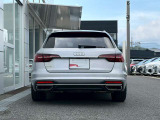 スッキリとさわやかにまとめられたテールデザインは、駐車場で後ろ側から車に接近するときA4アバント所有の喜びと後続車のドライバーにアウディ車への好印象を与えます。