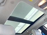 ●サンルーフ:開放感たっぷりの希少装備、サンルーフが装着されています!車内に明かりを取り入れたり景色を楽しむ以外にも、車内の空気も簡単に換気できて快適です!
