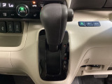 CVT車のセレクトレバーです。低速から高速まで、変速ショックのないスムーズな走りを実現するとともに、エンジン効率のよい領域を維持することで燃費にも貢献します。