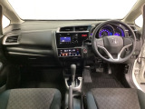 車内は光触媒抗菌消臭施工済です。インパネ周りはスタイリッシュなデザインです。グローブボックスやカップホルダーのほかにトレーなどたくさんの収納スペースが付いています。
