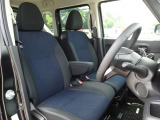 【シート調節】前後にスライドするだけでなく、シートの高さも調節することができます。広い視野や自身にあった運転姿勢を確保。快適で安全なドライブをお楽しみ下さい♪