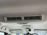 広い車内空間を、効率よく快適にするために、天井にはシーリングファンを備えています。