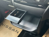 運転席と助手席の間には収納式のテーブルとドリンクホルダーがございます。