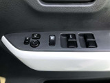 電動格納式ドアミラー付き。 狭い駐車場へ停めた時に、ボタン1つで左右のミラーをたたむ事ができます。