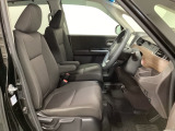 女性でも運転がしやすいように、シートの高さ調整機能(シートリフター)がついています。広い足元にゆったり座れるシートには肘掛も装備しており長距離の運転でも疲れにくいシートです。