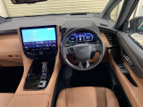 乗る者の気持ちをときめかせる上質な室内空間となっております。視界も広々で運転しやすいです。