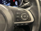 ステアリングスイッチ付きで、運転中に視線を前に向けたまま操作できます。