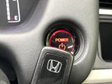 【Hondaスマートキー】カバンやポケットに入れたままでもドアの施錠・解錠が可能なスマートキーを装備。エンジンのオン・オフ時もカギを取り出す必要が無いからとっても便利です♪