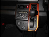 スマートキー付きです。スマートキーとは鍵を車に差し込まなくても、ドアノブを触ったりするだけで、ドアロックを解錠できます。これが凄く便利なんですよ。