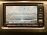 バックでの車庫入れも安心です! リアカメラが付いているバックモニター付のナビを装備しております。操作線もついており距離感も画面から確認できます。
