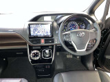 運転席周りのレイアウトをご覧ください。ナビゲーションが綺麗に装着されすっきり収まってますね!
