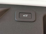 【パワーテールゲート】 パワーテールゲートを備えており、ボタン操作での自動開閉が可能です。女性からも重宝される装備の一つです。
