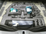スペアタイヤレス車です。応急セットを搭載しております。