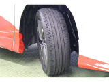 タイヤサイズ205/55R17。 切削光輝+ダークグレーメタリック塗装で力強く立体的なデザインの純正アルミホイールを装着しています。足元を引き締めてくれ、しっかりした走りも楽しめますよ。