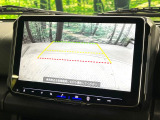 【バックカメラ】駐車時に後方がリアルタイム映像で確認できます。大型商業施設や立体駐車場での駐車時や、夜間のバック時に大活躍!運転スキルに関わらず、今や必須となった装備のひとつです!
