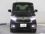 ハロゲンより明るく、より遠くまでさらなる安心感のあるLEDヘッドライトを採用。点灯忘れも防止できるオートライトコントロール機構付きです。