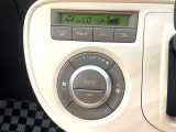 【オートエアコン】一度お好みの温度に設定すれば、車内の温度を検知し風量や温度を自動で調整。暑い&hellip;寒い&hellip;と何度もスイッチ操作をする必要はありません。快適な車内空間には必須の機能ですね♪