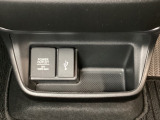 アクセサリーソケットはUSBのアダプターなどをつければ、スマホの充電にも使えます。横にはナビゲーション用の外部入力可能なUSB端子がついており、周辺には物が置けるボックスがついています。