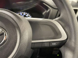 ステアリングスイッチ付きで、運転中に視線を前に向けたまま操作できます。