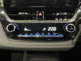 【オートエアコン】一度お好みの温度に設定すれば、車内の温度を検知し風量や温度を自動で調整してくれます。