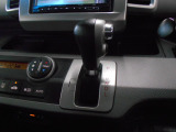 インパネシフトだから視線の移動も少なく足元もスッキリ。運転席もゆったりしているのでゆとりを持ってドライブできますね。