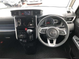視界も広く、周囲が見やすいので安全に運転できます。また、周辺機器も簡単に操作できますので、ドライバーにとって使いやすく、万が一の時にも安全に設計されています。