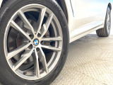 ●純正19インチアルミホイール:輸入車ならではの卓越した走りを支えるホイールと足回りです!日本車の走りに慣れている方にもぜひ体感して頂きたいほど、高いレベルでまとまっています!