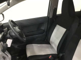 高いホールド性で運転姿勢が安定します。長距離ドライブでも疲れにくいのが魅力です。快適なドライビングライフをお送りください♪