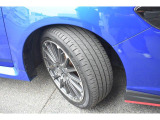 タイヤサイズは225/45R18です