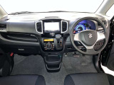 運転席は見やすく整理され、ナビも美しく装着され操作性にも優れています!