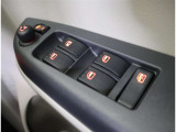 運転席から窓の開け閉めできます。