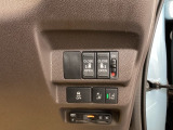 パワースライドドアの開閉はスマートキーのリモコンやドアノブは勿論、運転席側のスイッチ操作でも開閉ができ、安全・簡単です。